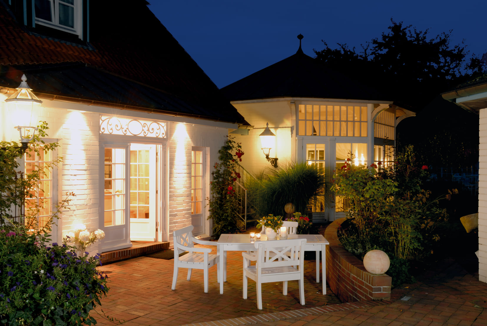 Anlage Innenhof bei Nacht